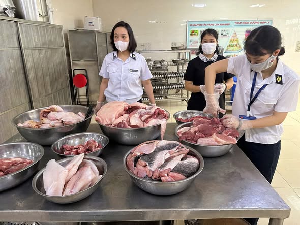 PHƯỜNG KIM LIÊN SIẾT CHẶT AN TOÀN THỰC PHẨM BẾP ĂN TRƯỜNG HỌC 
- Ảnh 1.