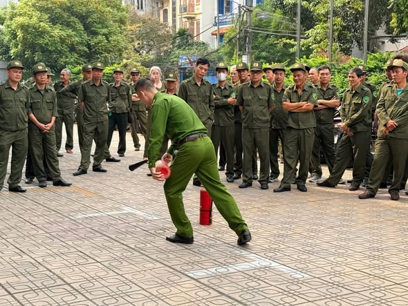 Phường Đống Đa tổ chức huấn luyện nghiệp vụ phòng cháy, chữa cháy và cứu nạn, cứu hộ cho lực lượng tham gia bảo vệ ANTT ở cơ sở- Ảnh 6.