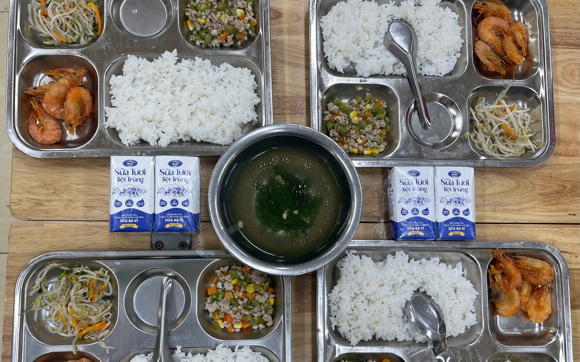 Bữa ăn bán trú của học sinh trường Tiểu học Trạch Mỹ Lộc ngày 9.4.2026