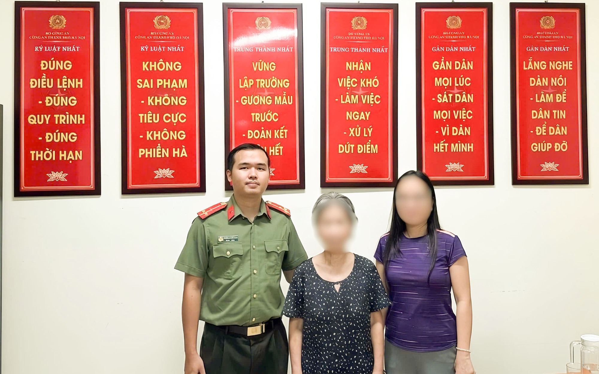 Công an phường Hoàn Kiếm kịp thời hỗ trợ cụ bà lạc đường trở về với gia đình