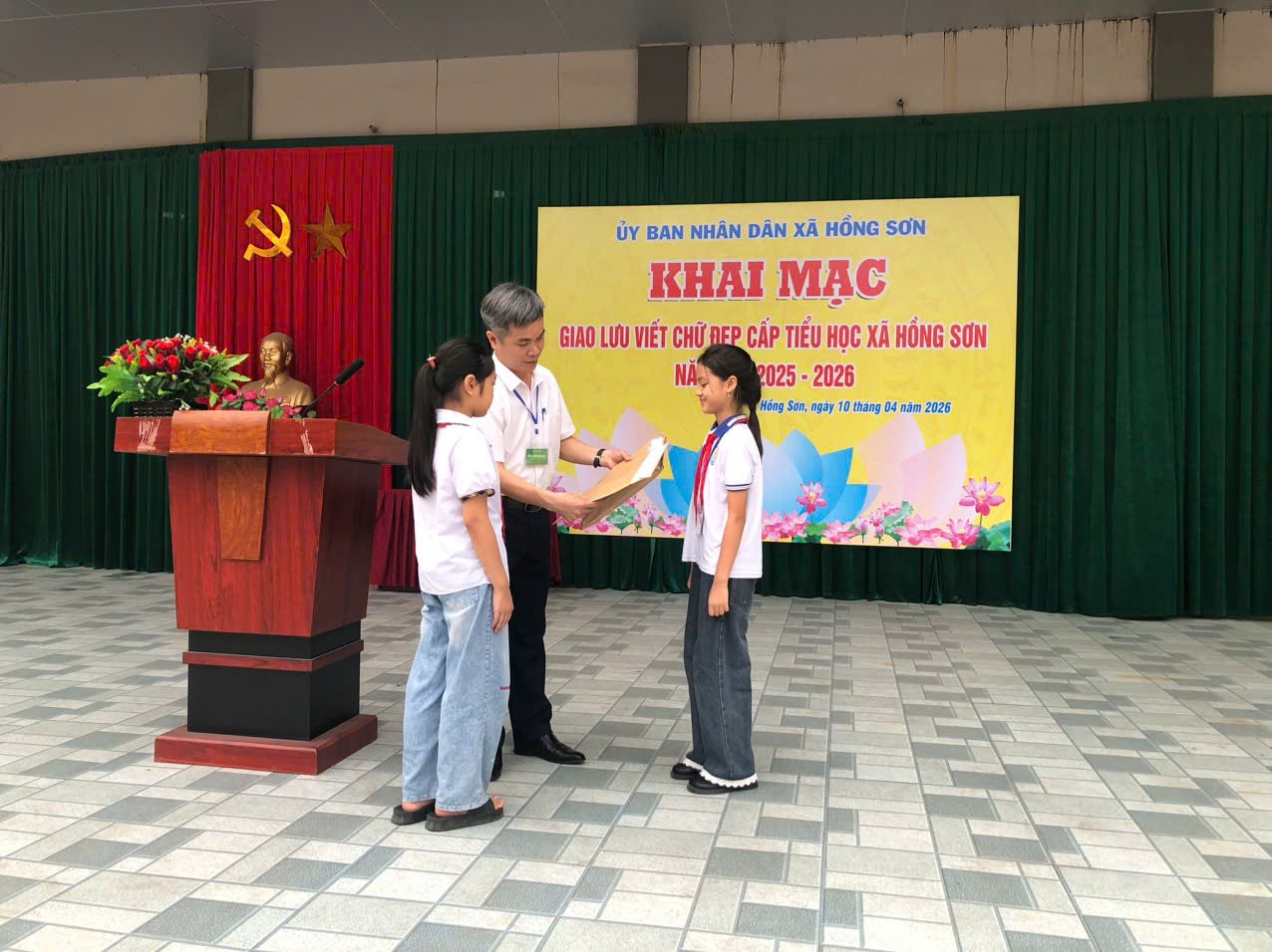 Xã Hồng Sơn khai mạc Hội thi giao lưu viết chữ đẹp cấp Tiểu học năm học 2025 - 2026- Ảnh 4.