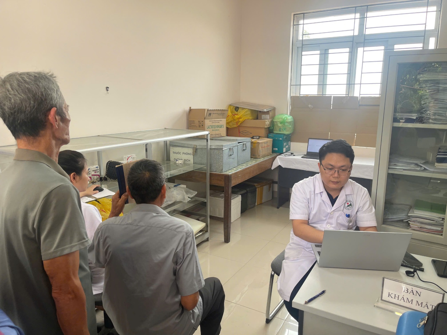 A group of people in a room  AI-generated content may be incorrect.