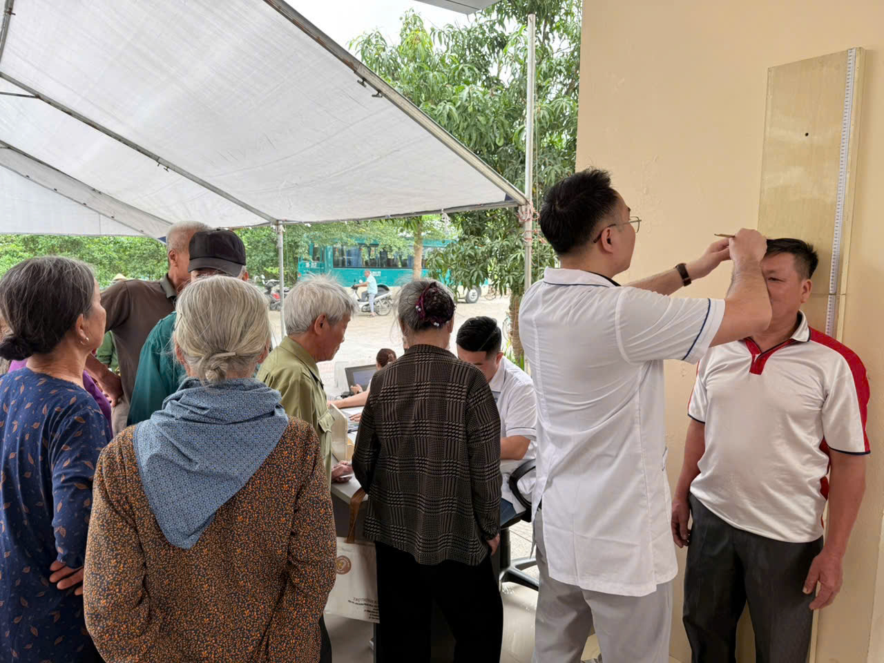 A group of people standing outside  AI-generated content may be incorrect.