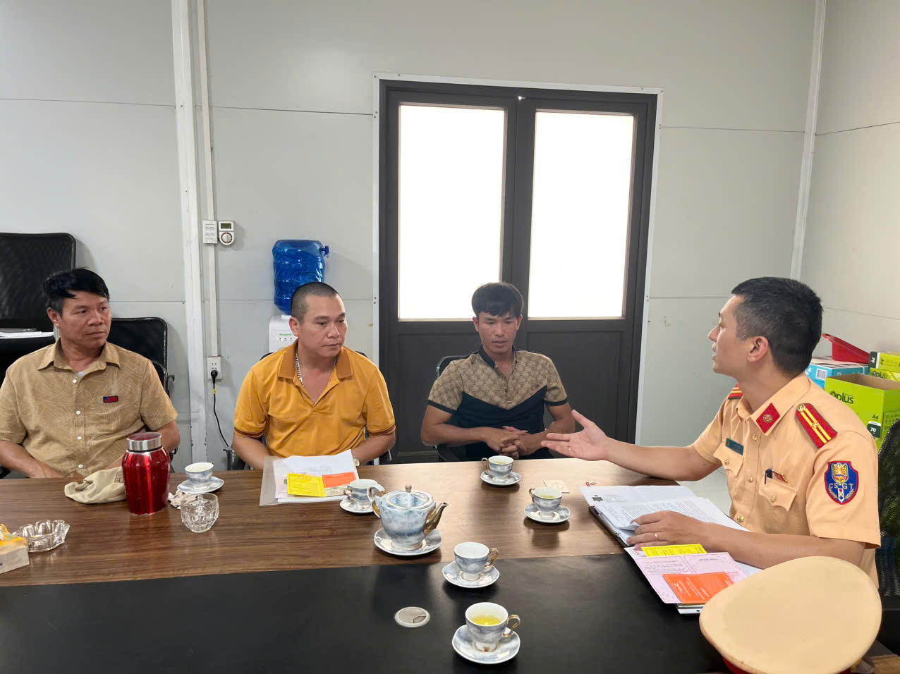 Công an phường Yên Hòa tổng rà soát phương tiện ô tô tải tự đổ, siết chặt quản lý xe trọng tải lớn trên địa bàn- Ảnh 1.