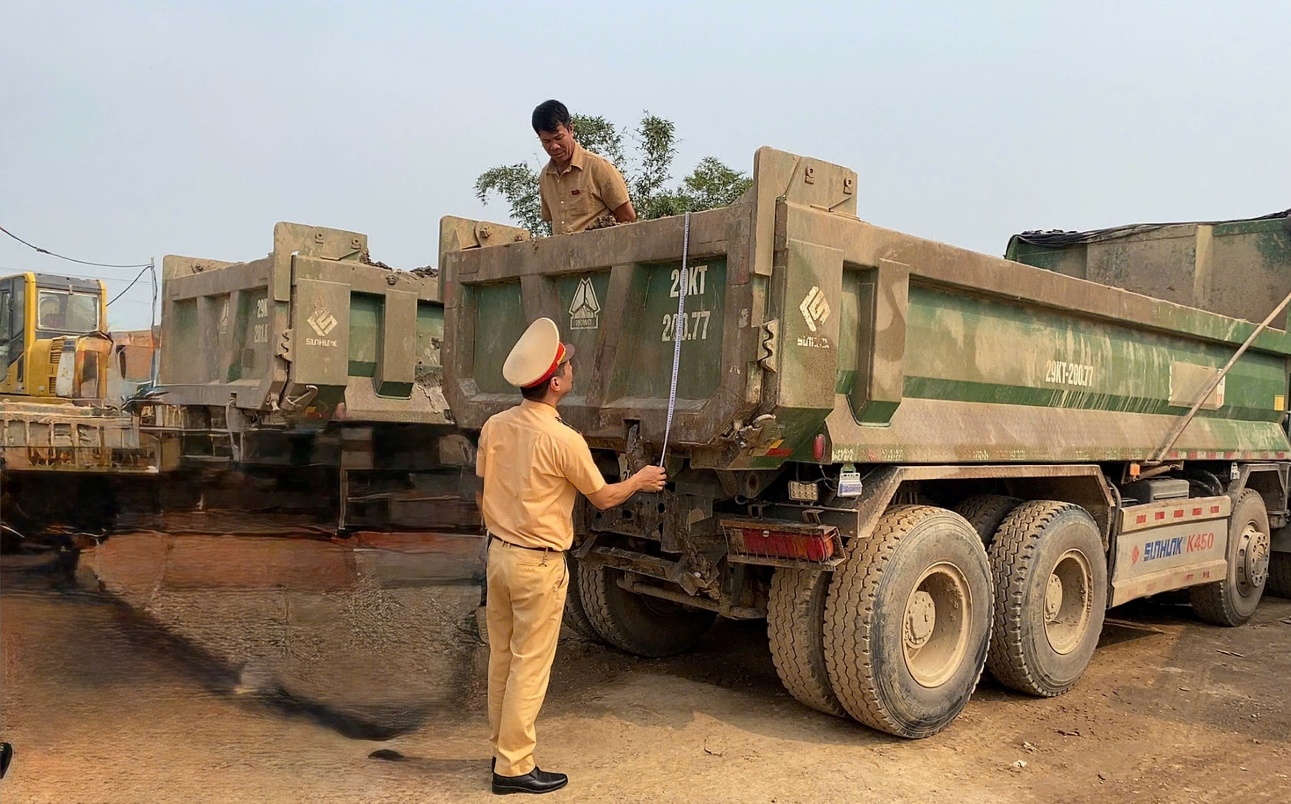 Công an phường Yên Hòa tổng rà soát phương tiện ô tô tải tự đổ, siết chặt quản lý xe trọng tải lớn trên địa bàn- Ảnh 2.
