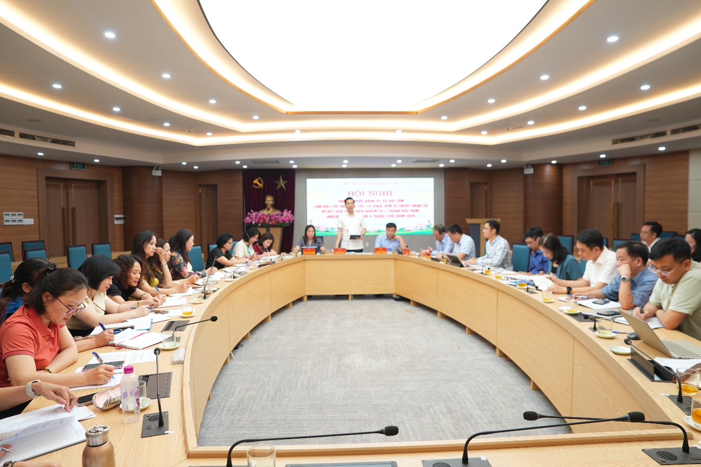 Đảng ủy xã Gia Lâm làm việc với UBND xã về kết quả thực hiện nhiệm vụ quý I, triển khai nhiệm vụ trọng tâm 9 tháng cuối năm 2026- Ảnh 1.