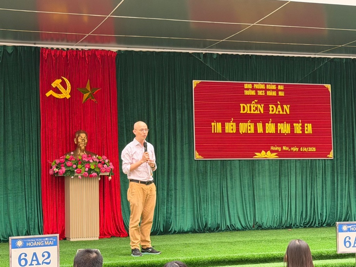 Có thể là hình ảnh về cái bục và văn bản