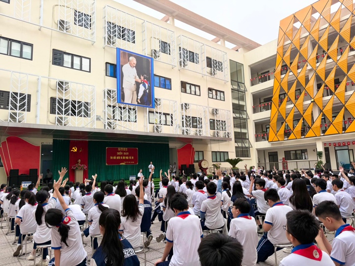 Có thể là hình ảnh về một hoặc nhiều người, đám đông và văn bản