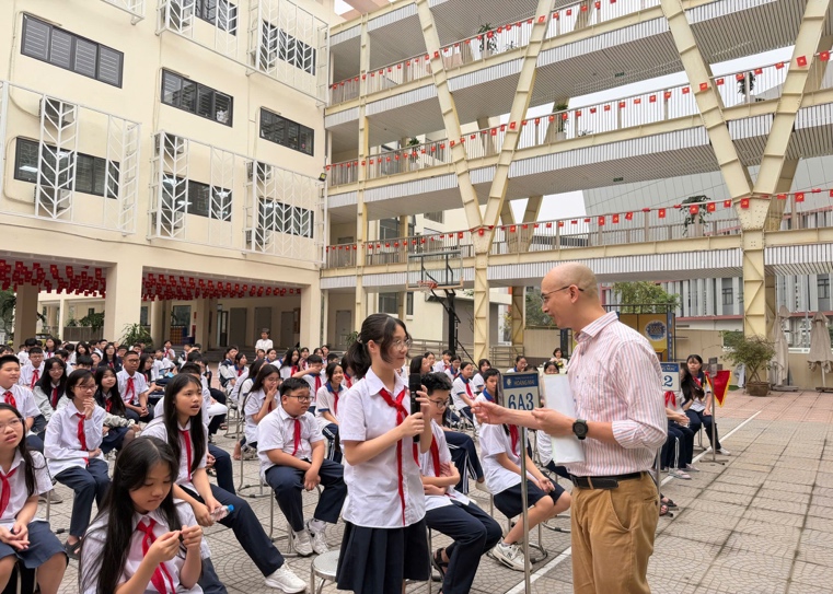 Có thể là hình ảnh về một hoặc nhiều người, kèn clarinet, đám đông và văn bản