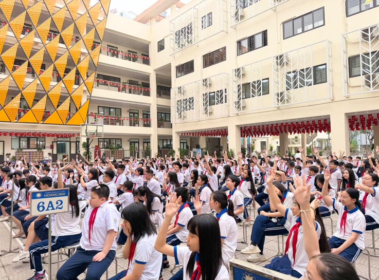 Có thể là hình ảnh về một hoặc nhiều người, đám đông và văn bản cho biết 'แ00 AETA ப HOANGMAI 6A2 K'