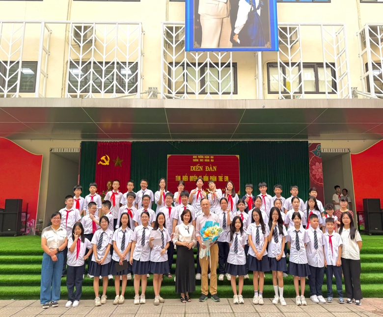 Có thể là hình ảnh về một hoặc nhiều người và văn bản