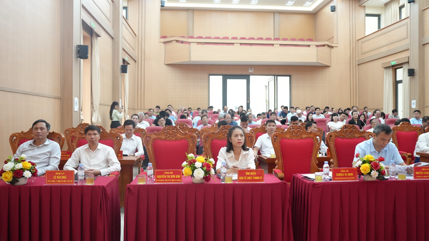 A group of people sitting at tables in a room  AI-generated content may be incorrect.