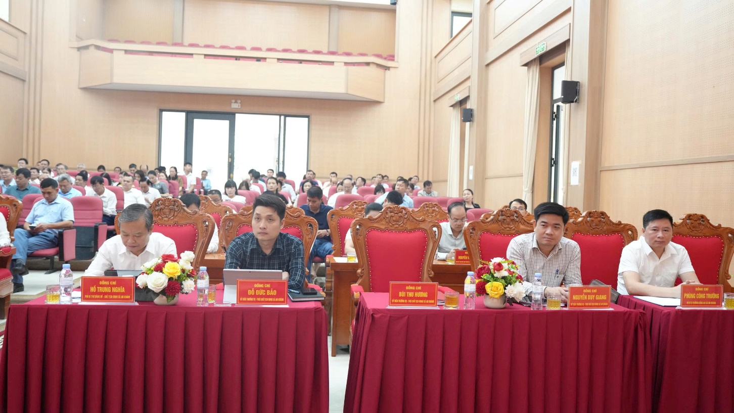 A group of people sitting at tables  AI-generated content may be incorrect.