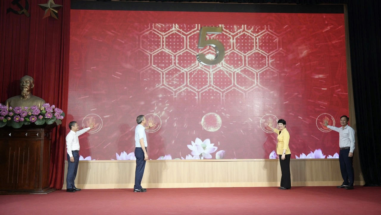 A group of people standing on a stage  AI-generated content may be incorrect.