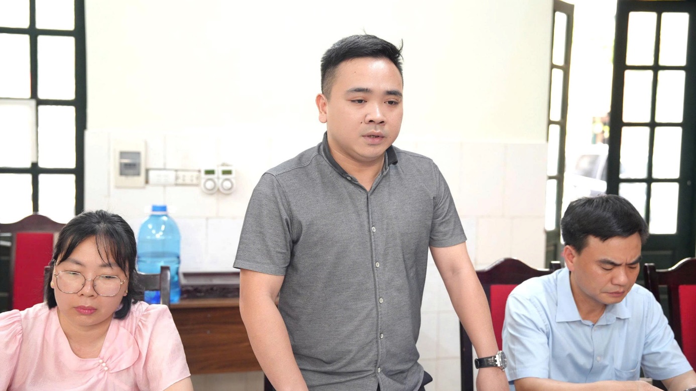 A group of people standing in a room  AI-generated content may be incorrect.