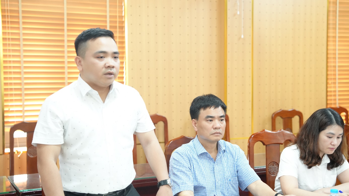 A group of men sitting in chairs  AI-generated content may be incorrect.