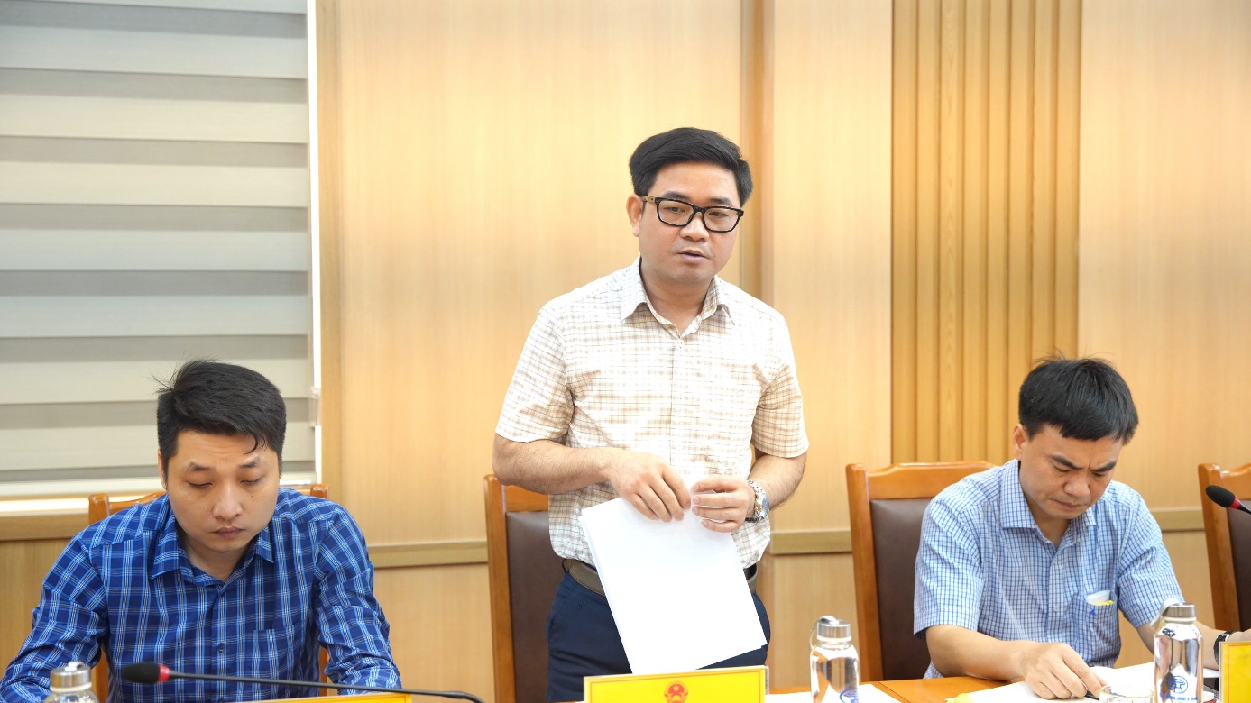 A person holding a piece of paper  AI-generated content may be incorrect.