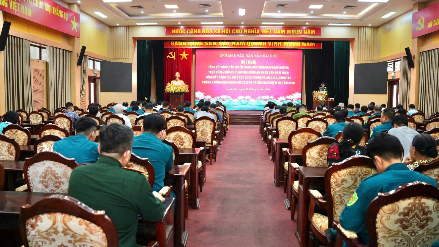 Hoài Đức khen thưởng 13 tập thể và 45 cá nhân có thành tích trong công tác tuyển chọn, gọi công dân nhập ngũ, thực hiện nghĩa vụ tham gia Công an nhân dân và trong công tác Giáo dục Quốc phòng - An ninh năm 2026- Ảnh 1.