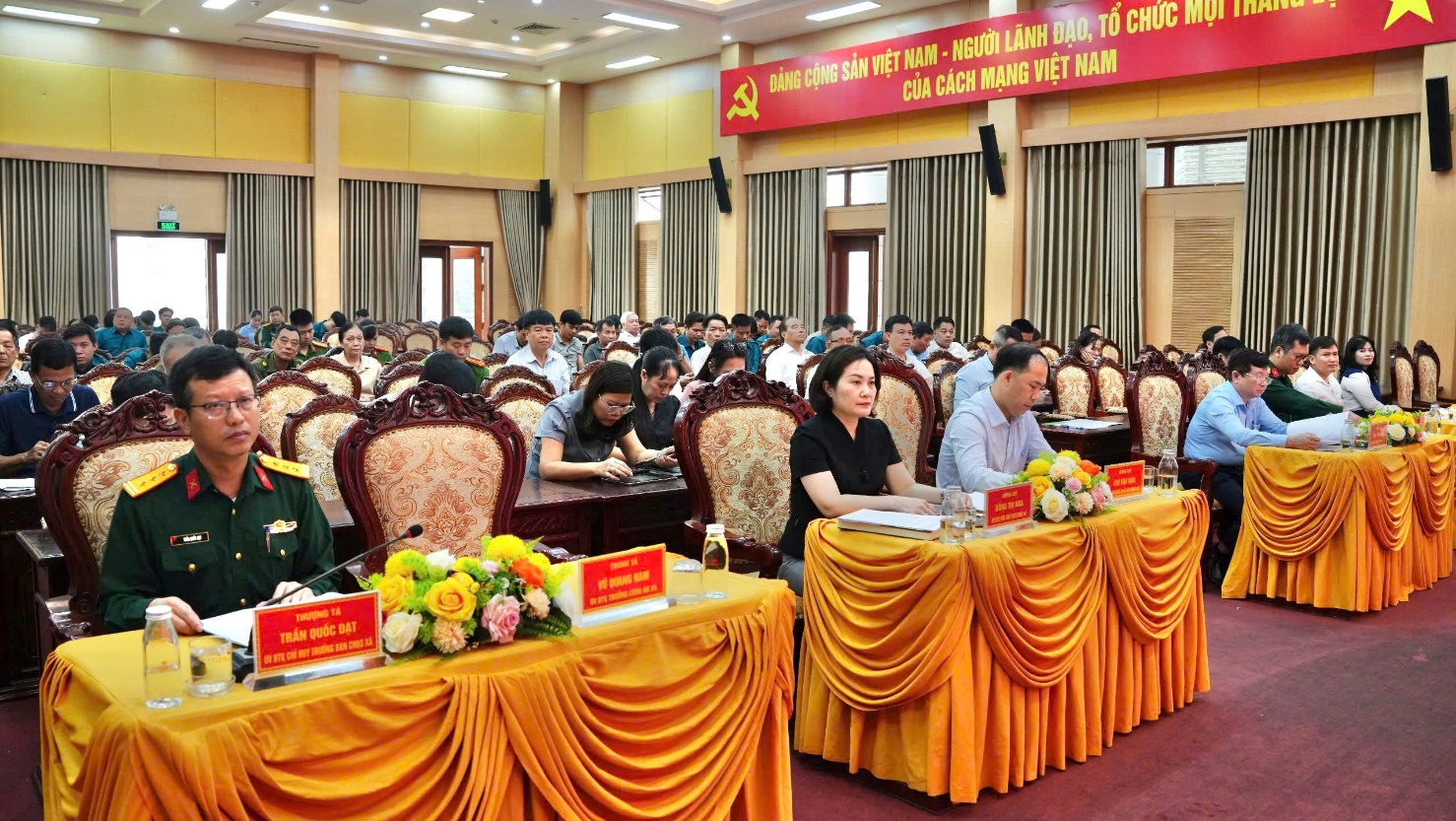 Hoài Đức khen thưởng 13 tập thể và 45 cá nhân có thành tích trong công tác tuyển chọn, gọi công dân nhập ngũ, thực hiện nghĩa vụ tham gia Công an nhân dân và trong công tác Giáo dục Quốc phòng - An ninh năm 2026- Ảnh 2.