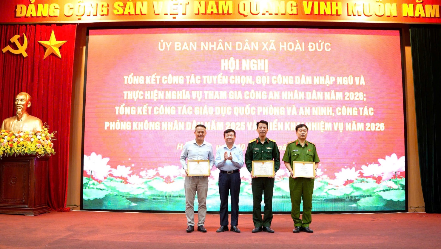 Hoài Đức khen thưởng 13 tập thể và 45 cá nhân có thành tích trong công tác tuyển chọn, gọi công dân nhập ngũ, thực hiện nghĩa vụ tham gia Công an nhân dân và trong công tác Giáo dục Quốc phòng - An ninh năm 2026- Ảnh 10.