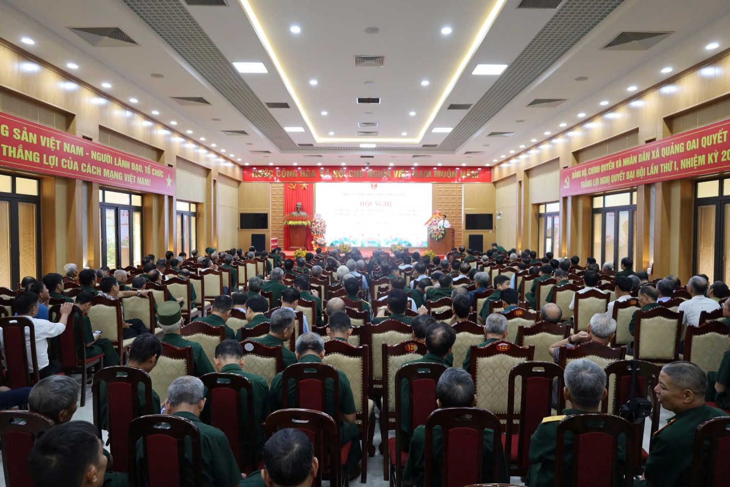 Trao Giấy chứng nhận danh hiệu “Cựu chiến binh sản xuất, kinh doanh giỏi” năm 2025 tại xã Quảng Oai- Ảnh 1.