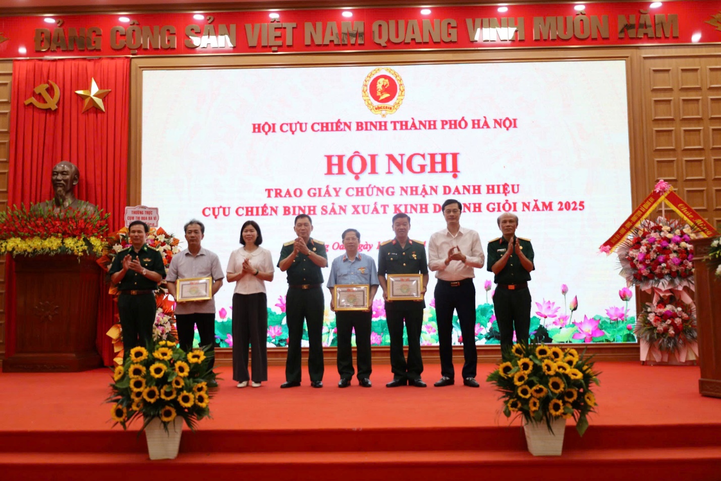 Trao Giấy chứng nhận danh hiệu “Cựu chiến binh sản xuất, kinh doanh giỏi” năm 2025 tại xã Quảng Oai- Ảnh 2.