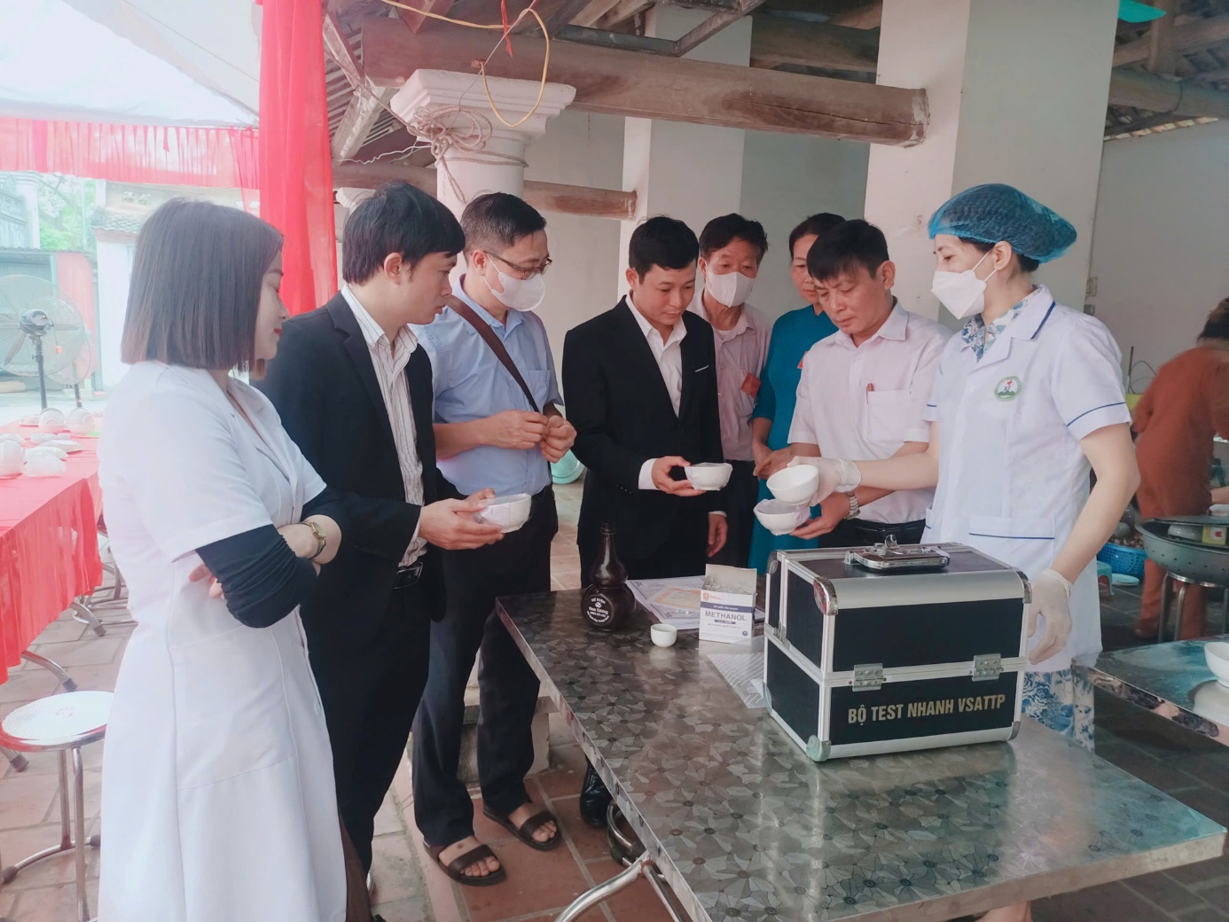 Quảng Oai tăng cường kiểm tra, giám sát an toàn thực phẩm tại các lễ hội, tiệc làng- Ảnh 1.