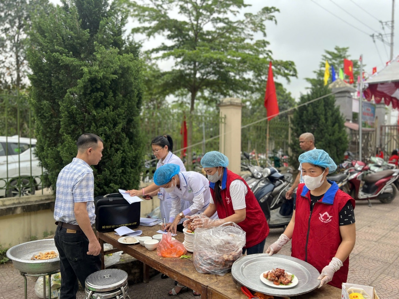 Quảng Oai tăng cường kiểm tra, giám sát an toàn thực phẩm tại các lễ hội, tiệc làng- Ảnh 2.