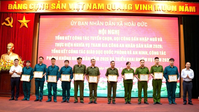 Hoài Đức khen thưởng 13 tập thể và 45 cá nhân có thành tích trong công tác tuyển chọn, gọi công dân nhập ngũ, thực hiện nghĩa vụ tham gia Công an nhân dân và trong công tác Giáo dục Quốc phòng - An ninh năm 2026- Ảnh 11.