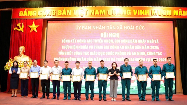 Hoài Đức khen thưởng 13 tập thể và 45 cá nhân có thành tích trong công tác tuyển chọn, gọi công dân nhập ngũ, thực hiện nghĩa vụ tham gia Công an nhân dân và trong công tác Giáo dục Quốc phòng - An ninh năm 2026- Ảnh 13.