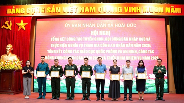 Hoài Đức khen thưởng 13 tập thể và 45 cá nhân có thành tích trong công tác tuyển chọn, gọi công dân nhập ngũ, thực hiện nghĩa vụ tham gia Công an nhân dân và trong công tác Giáo dục Quốc phòng - An ninh năm 2026- Ảnh 14.