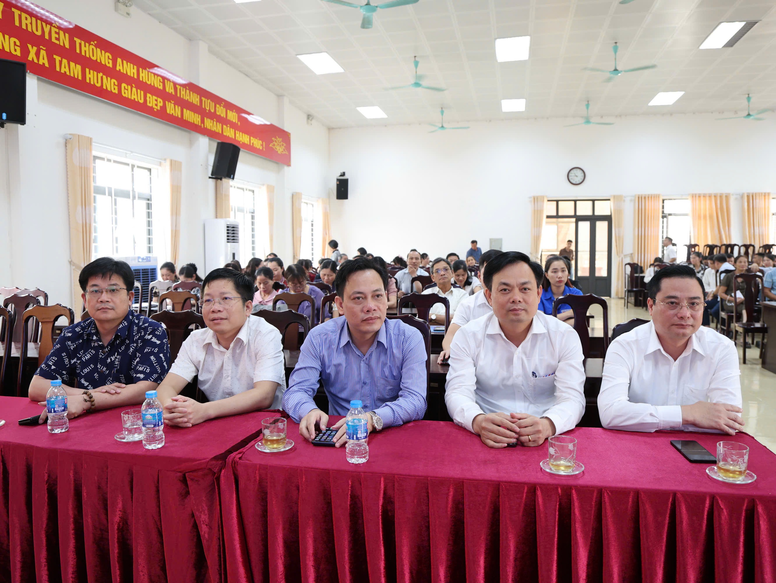 Tam Hưng: Quán triệt, triển khai, hưởng ứng và ký cam kết thực hiện Chỉ thị 09/CT-TU: Tạo chuyển biến mạnh về kỷ luật, kỷ cương và trách nhiệm công vụ- Ảnh 2.