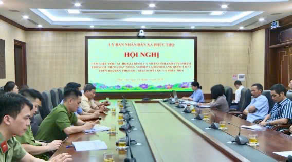 UBND xã Phúc Thọ làm việc với các hộ vi phạm trên đất nông nghiệp và hành lang giao thông thuộc Tỉnh lộ 418 và Quốc lộ 32- Ảnh 9.