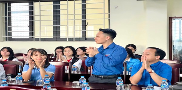 Trường THCS Linh Đàm tổ chức lớp cảm tình Đoàn cho học sinh khối 9 - Thắp sáng lý tưởng tuổi 15- Ảnh 1.