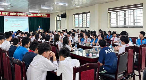 Trường THCS Linh Đàm tổ chức lớp cảm tình Đoàn cho học sinh khối 9 - Thắp sáng lý tưởng tuổi 15- Ảnh 2.