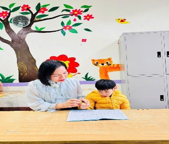 Cô giáo Mai Hương - người gieo Hy vọng cho trẻ em khiếm khuyết ở Việt Hưng.- Ảnh 2.