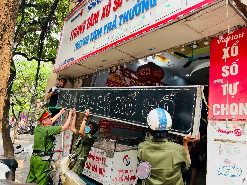 Phương Liệt: Siết chặt kỷ cương quản lý biển hiệu, biển quảng cáo, tạo diện mạo đô thị văn minh chào mừng kỷ niệm 30/4 và 1/5- Ảnh 1.