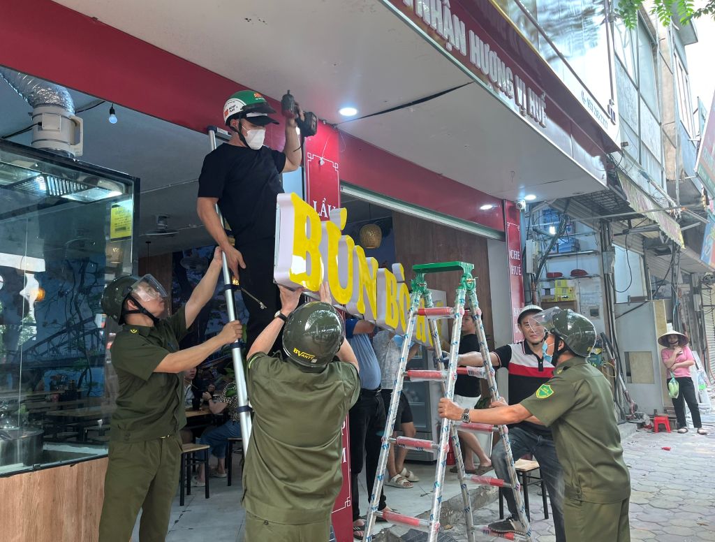 Phương Liệt: Siết chặt kỷ cương quản lý biển hiệu, biển quảng cáo, tạo diện mạo đô thị văn minh chào mừng kỷ niệm 30/4 và 1/5- Ảnh 4.