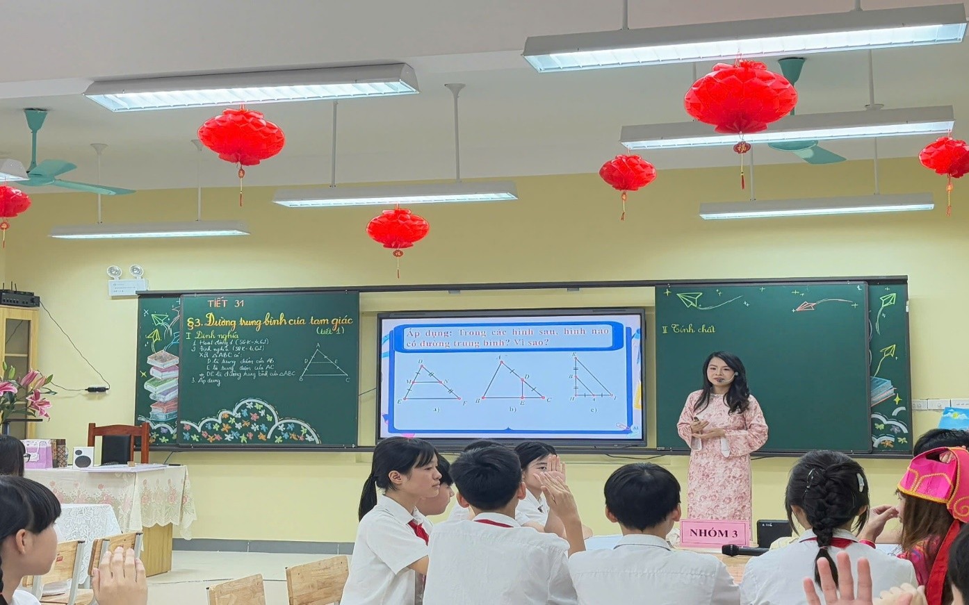 Tấm gương cá nhân tiêu biểu: Cô giáo Trịnh Hoàng Hoa - Người giữ lửa cho trường THCS Việt Hưng