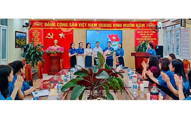 Sôi nổi hoạt động Sinh hoạt Chi đoàn Trường Tiểu học Hoàng Liệt chào mừng Ngày thành lập Đoàn TNCS Hồ Chí Minh