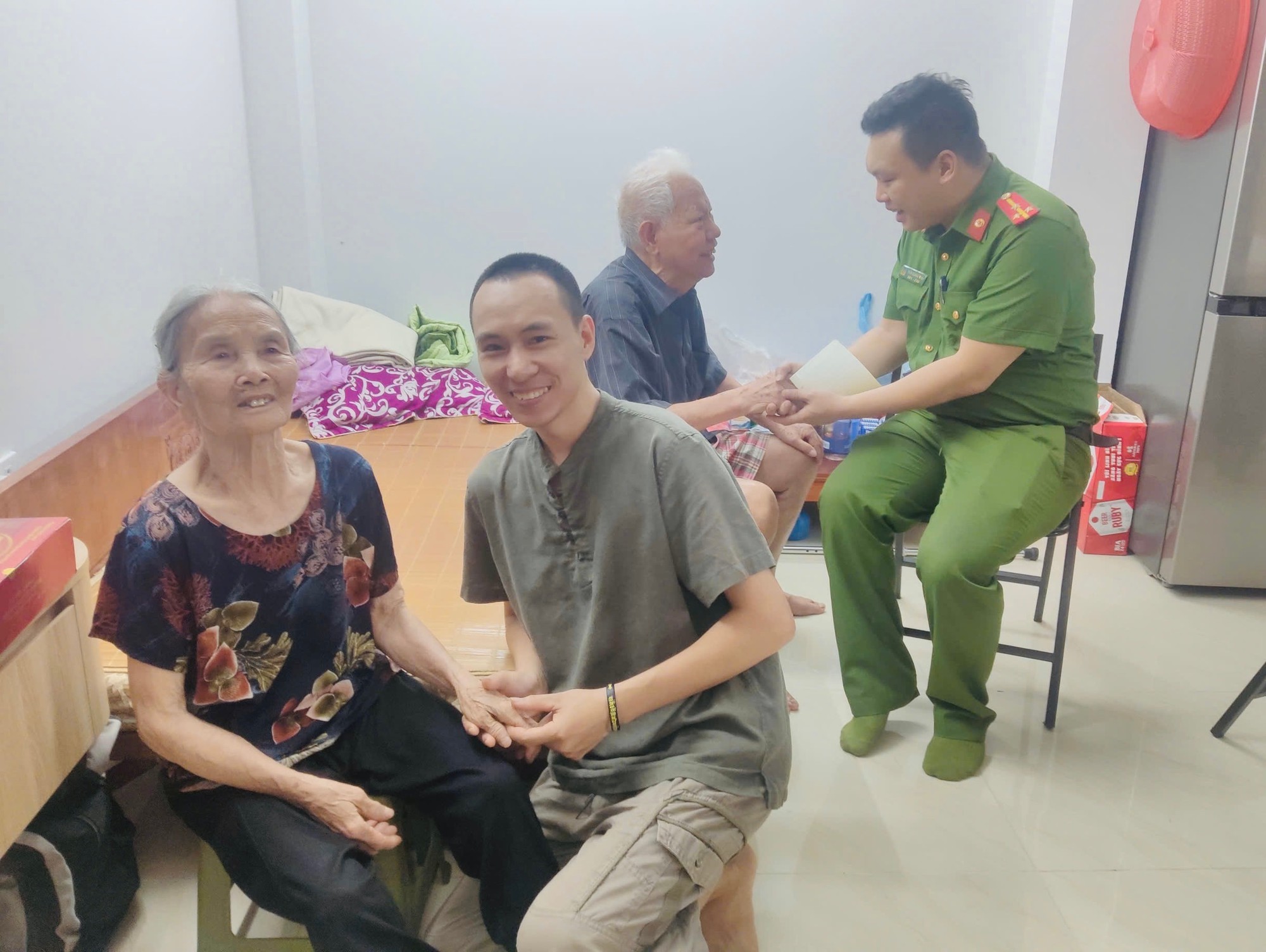 Công an phường Phương Liệt đưa cụ bà đi lạc trở về với gia đình- Ảnh 2.