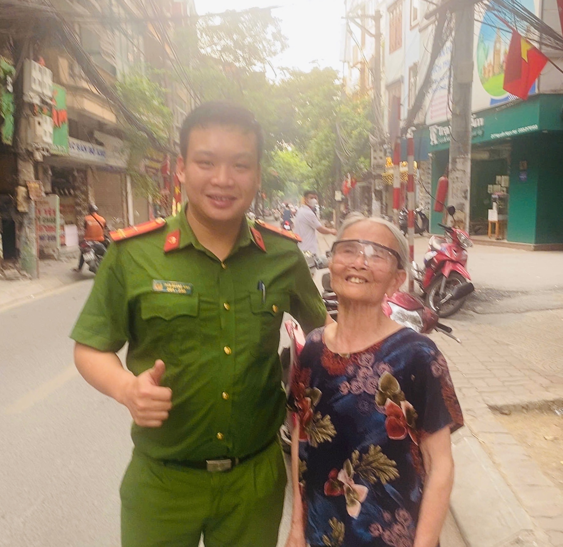 Công an phường Phương Liệt đưa cụ bà đi lạc trở về với gia đình- Ảnh 1.