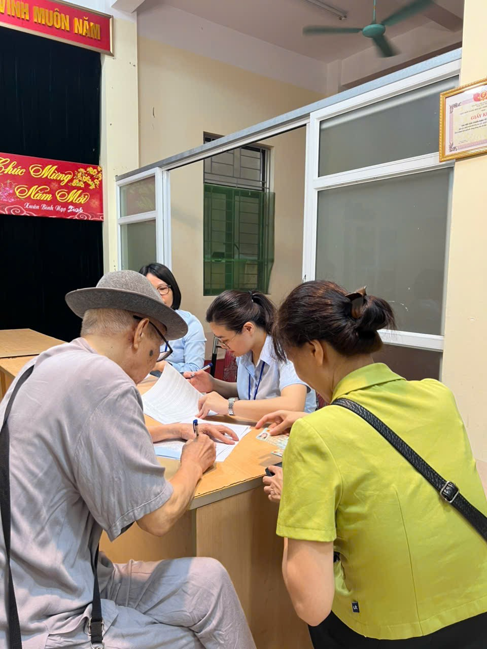 Hỗ trợ người cao tuổi thực hiện thủ tục chứng thực chữ ký để nhận lương hưu tại Tổ dân phố Hà Cầu và Tổ dân phố 3 La Khê- Ảnh 2.