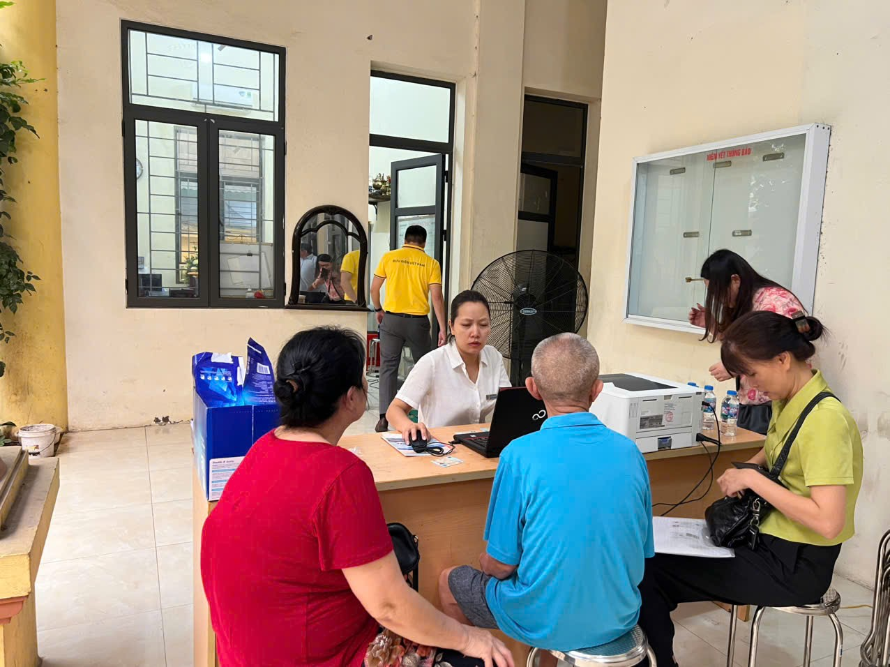 Hỗ trợ người cao tuổi thực hiện thủ tục chứng thực chữ ký để nhận lương hưu tại Tổ dân phố Hà Cầu và Tổ dân phố 3 La Khê- Ảnh 3.