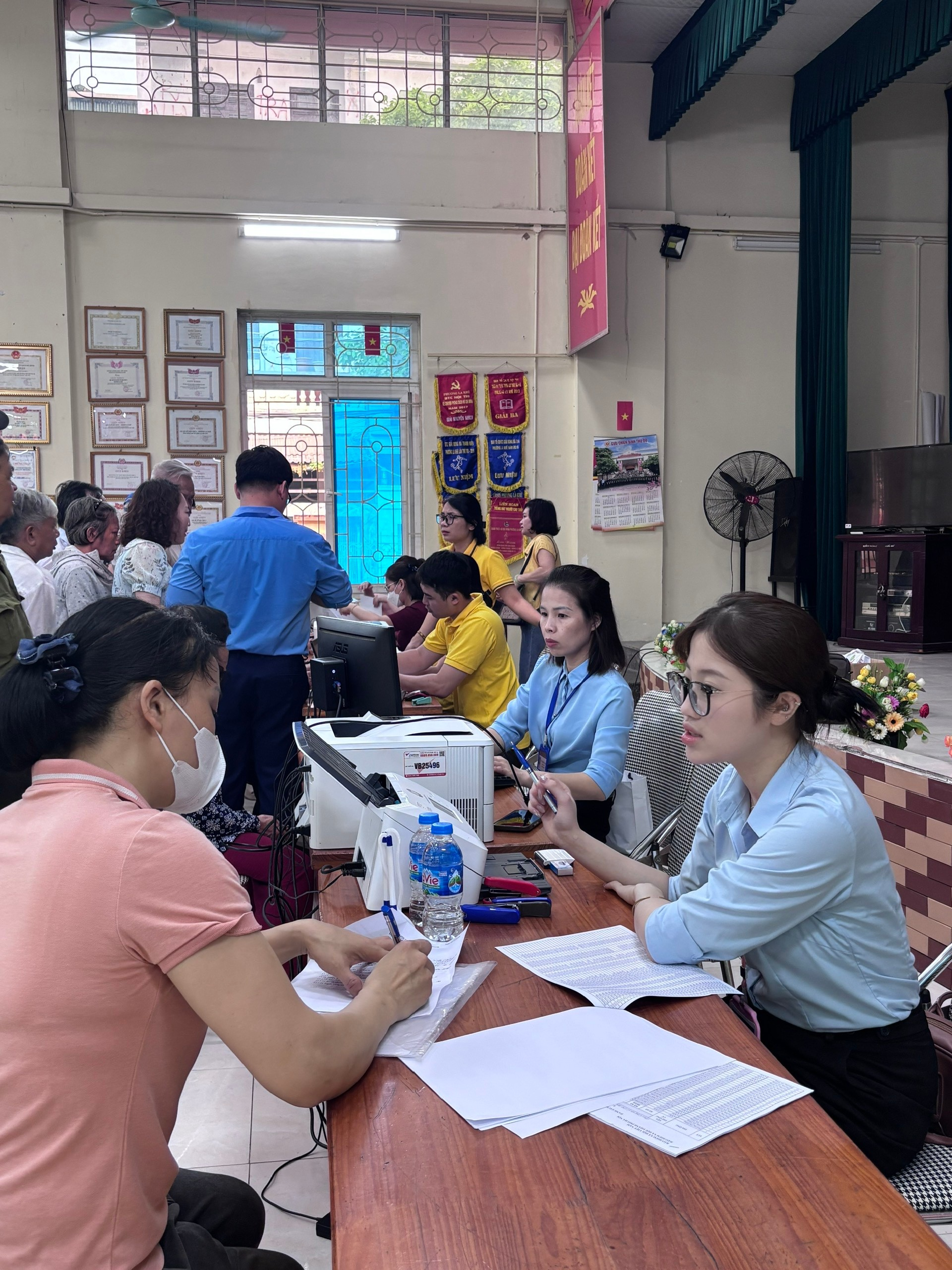 Hỗ trợ người cao tuổi thực hiện thủ tục chứng thực chữ ký để nhận lương hưu tại Tổ dân phố Hà Cầu và Tổ dân phố 3 La Khê- Ảnh 4.