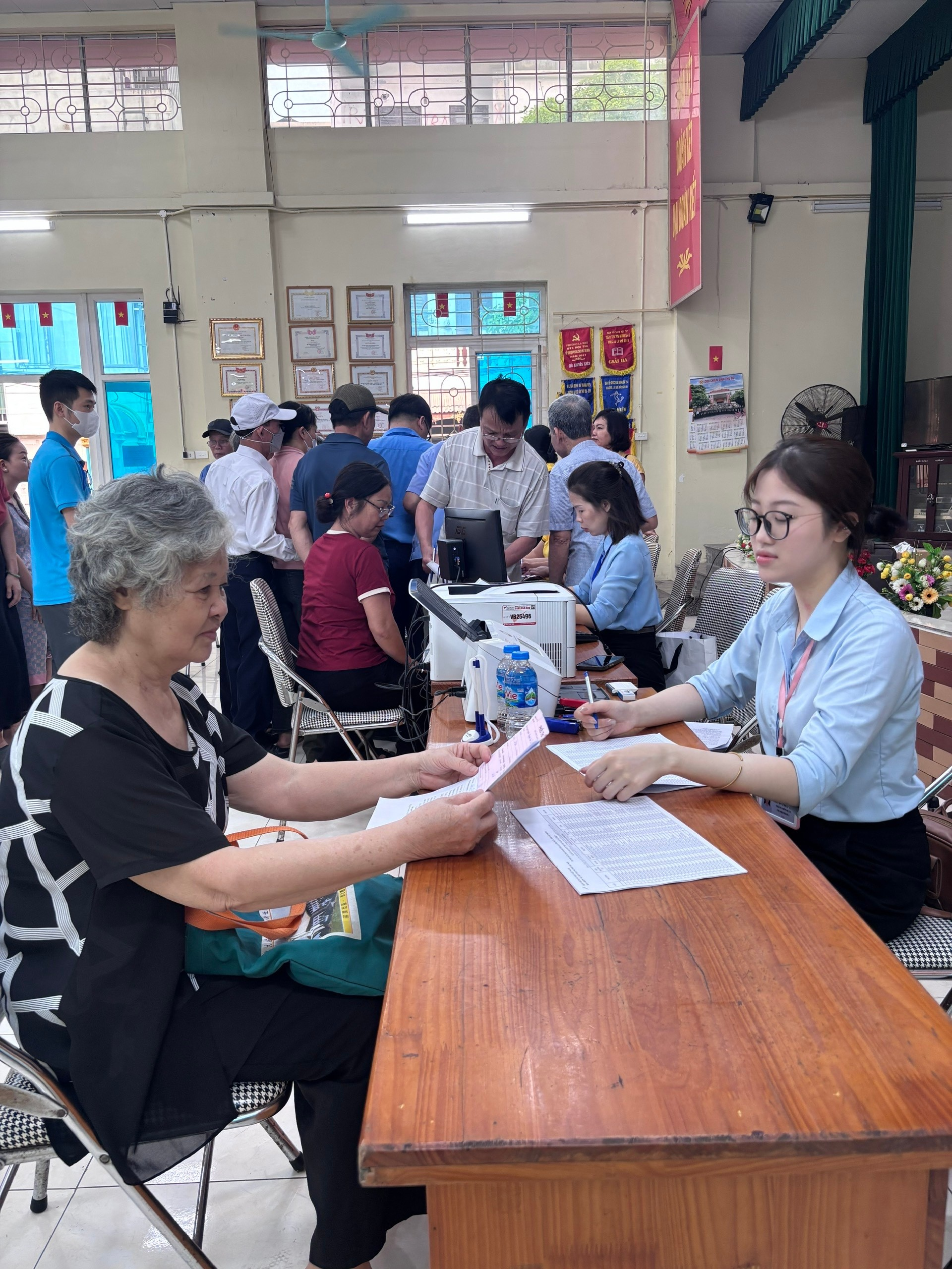 Hỗ trợ người cao tuổi thực hiện thủ tục chứng thực chữ ký để nhận lương hưu tại Tổ dân phố Hà Cầu và Tổ dân phố 3 La Khê- Ảnh 5.