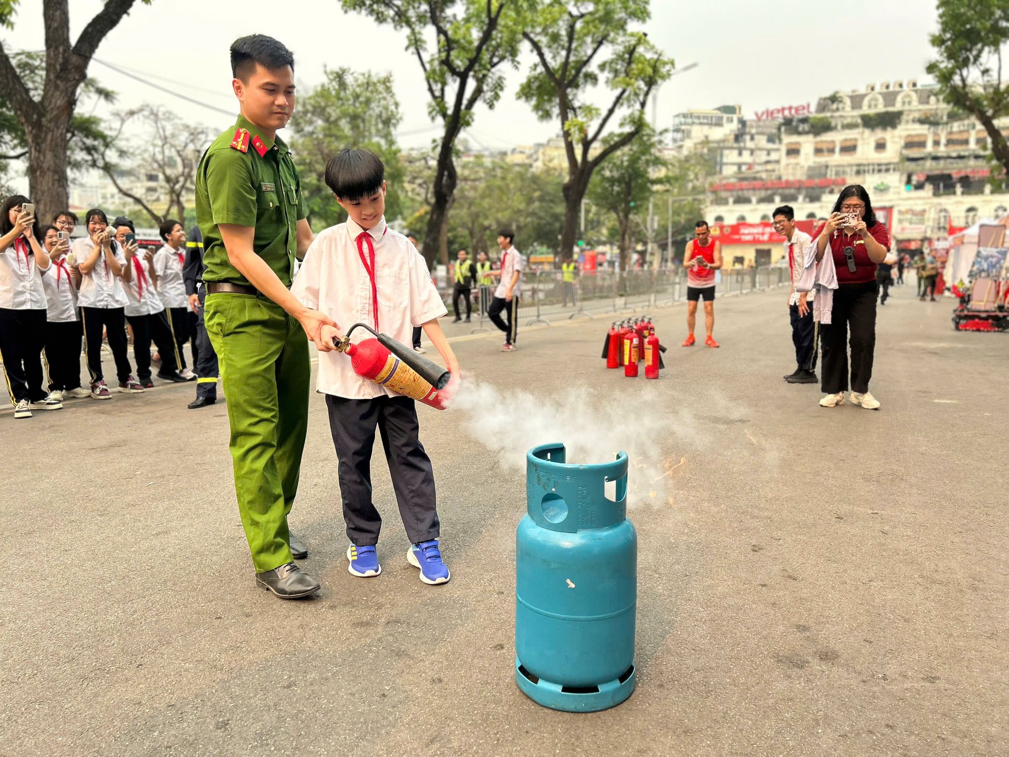 Tuyên truyền, trải nghiệm PCCC & CNCH cho đoàn viên, thanh thiếu nhi Phường Hoàn Kiếm- Ảnh 17.