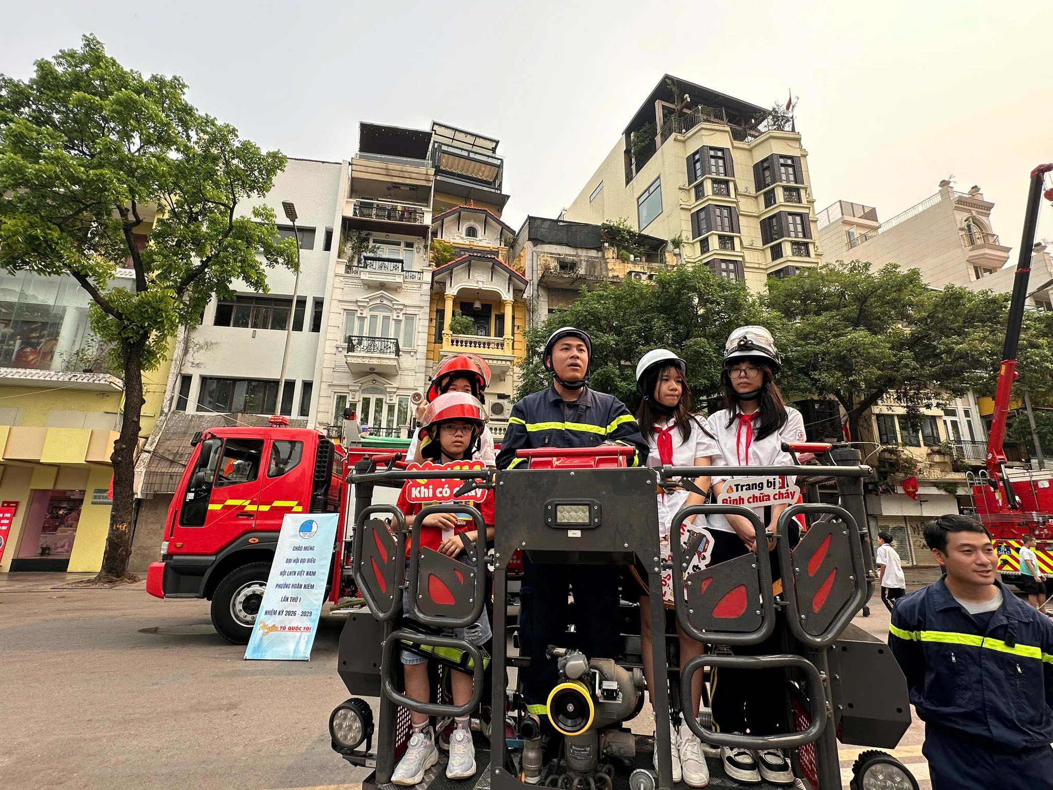 Tuyên truyền, trải nghiệm PCCC & CNCH cho đoàn viên, thanh thiếu nhi Phường Hoàn Kiếm- Ảnh 11.