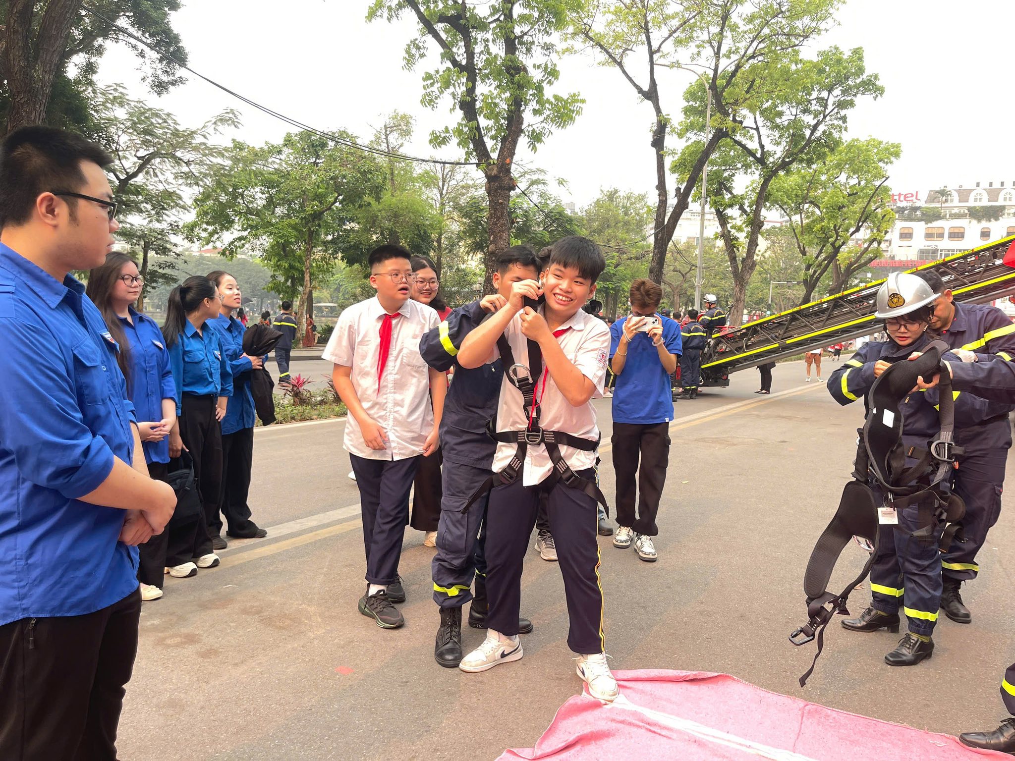 Tuyên truyền, trải nghiệm PCCC & CNCH cho đoàn viên, thanh thiếu nhi Phường Hoàn Kiếm- Ảnh 7.