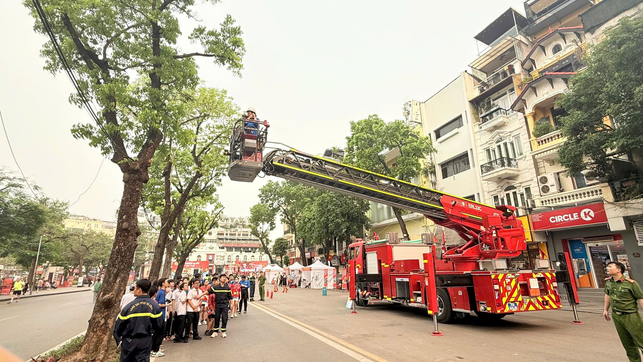 Tuyên truyền, trải nghiệm PCCC & CNCH cho đoàn viên, thanh thiếu nhi Phường Hoàn Kiếm- Ảnh 10.